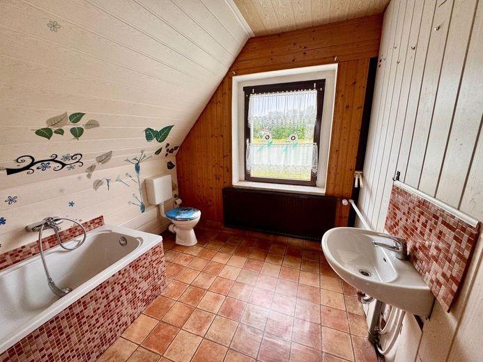 HORN IMMOBILIEN ++ Einfamilienhaus in ruhiger Randlage in Ueckermünde, 3 km bis zum Strand – Badezimmer