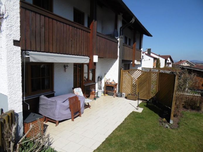 Spaziosa casa a schiera di testa, ammodernata con materiali di alta qualità, parzialmente arredata – Ansicht Süd-West