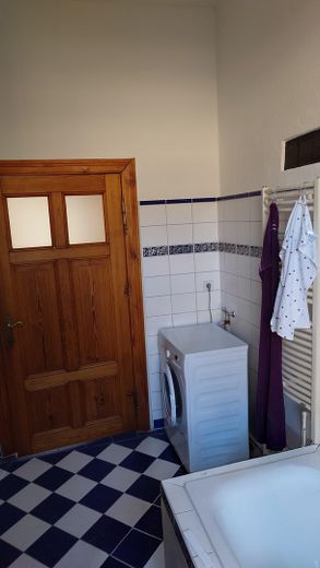 3-Zimmer-Wohnung an der THB: Kamin, Mieterstrom & Garten – Bad