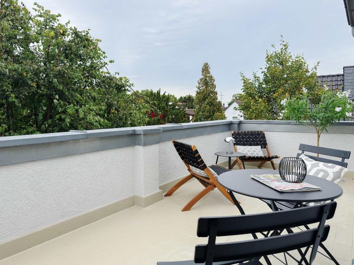 فرانكفورت على مقربة: شقة مضيئة من 3 غرف مع أرضيات باركيه وشرفة على السطح – Dachterrasse