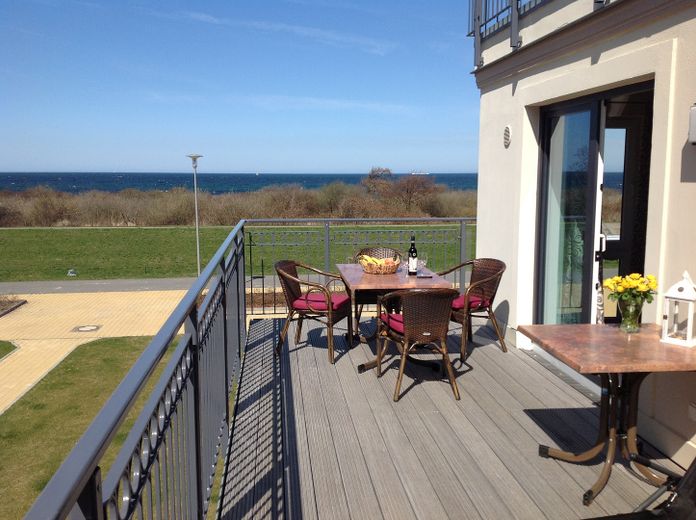 Baltic Sea luxury holiday apartment in Villa Bernstein directly by the sea, 1st line, 1AAA, modern investment property – Große , sonnige Terrasse