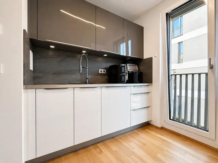 Neuwertige 3-Zimmer-Wohnung mit Balkon, zwei Bädern & TG-Stellplatz – Küche
