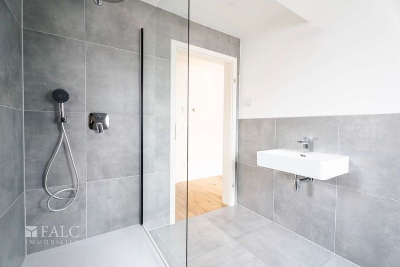 SAARN: Licht, Luft und Loft-Feeling - sanierte 3-Zimmer-Dachgeschosswohnung mit Balkon – Badezimmer