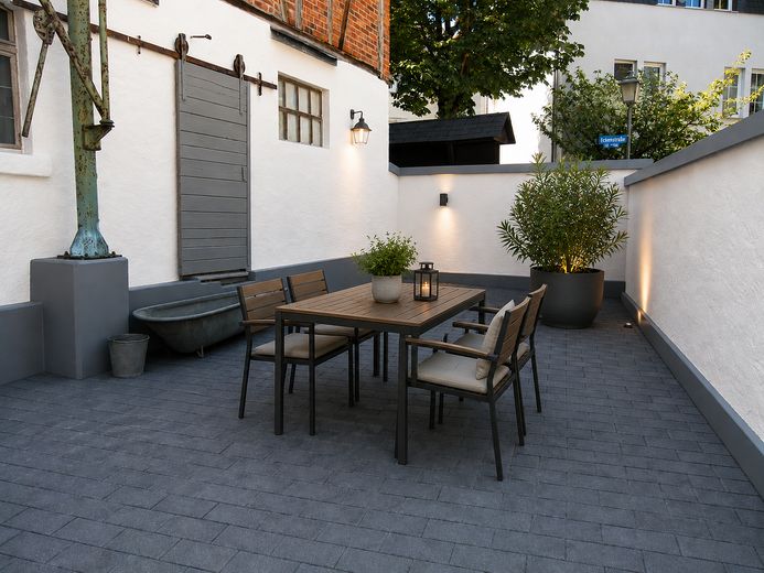 Wohnhaus mit großem Innenhof, Scheune und Nebengebäuden – Freisitz KI-Bild