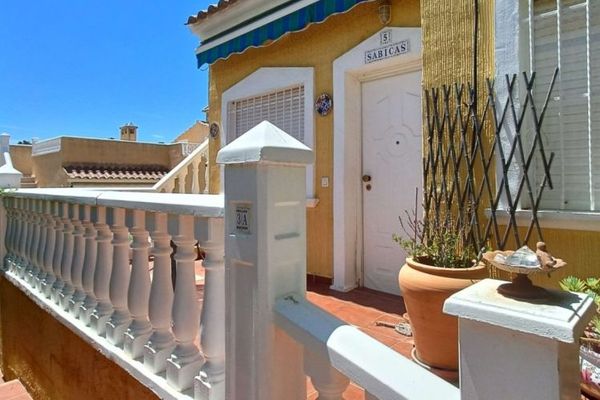 Casa di testa molto bella con 2 camere da letto, 2 bagni, zona ospiti al piano seminterrato, terrazza sul tetto e piscina condominiale