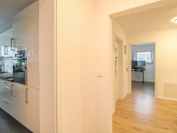 Modernisierte 3-Zimmer-Wohnung mit überdachtem Balkon in ruhiger Wohnlage von Großsachsenheim – Foto 1