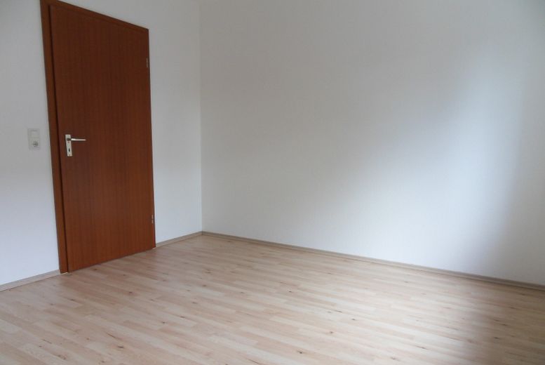 Helle 3,5-Zimmerwohnung mit komplett saniertem Badewannebad mit Fenster und sonnigem SÜD-WEST-Balkon – Kinderzimmer