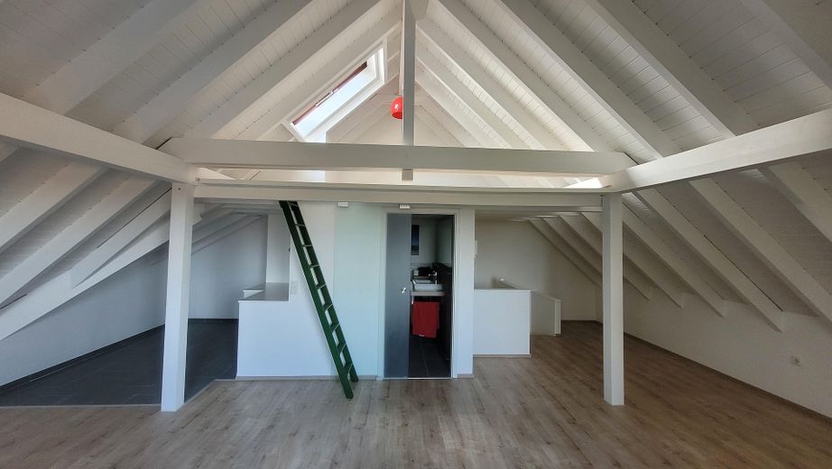 Moderne Maisonette „Am Weinfass“: Komplett renoviert mit flexiblem Wohnkonzept – Helle DG-Ebene mit Empore 