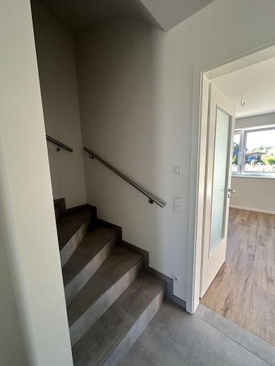Neubau-Erstbezug: 5 Zimmer Reihenhaus, 110 m², Garten, Terrasse, Wallbox in Neumünster-Gadeland – Beispiel Treppe