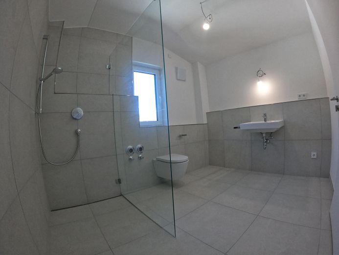 Hochwertige Neubauwohnung mit Dachgeschossflair ab sofort! – Badezimmer