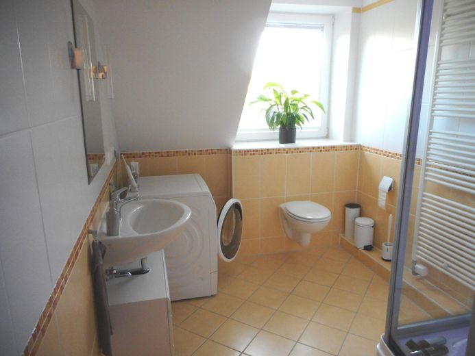 Helle voll möblierte Maisonette-Wohnung auf 2 Ebenen in ruhiger Lage in Hamburg-Eidelstedt – Einrichtung des Bads