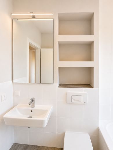 3 Zimmer Wohnung mit Balkon und modernem Bad – Badezimmer