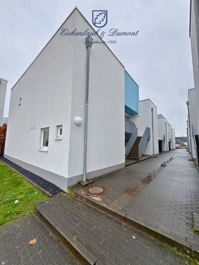 Attraktiv vermietete 3-ZKB Maisonette: Terrasse, Stellplatz, saniert mit neuem Dach und Fenstern – Wohnanlage