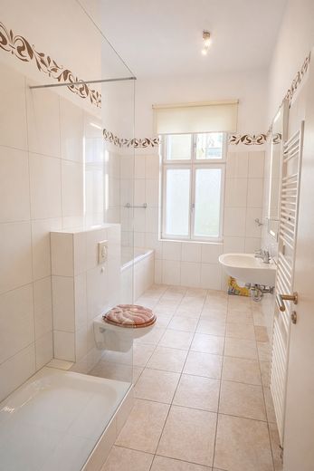 Herrschaftliche Hochparterrewohnung mit Terrasse, Kamin, Carport, in ruhiger Lage – Bad