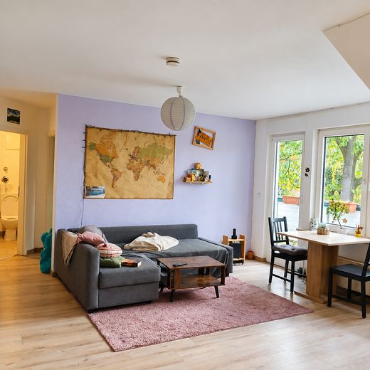 Helle 2-Zimmer Wohnung, Balkon, modernes Bad – Wohnbereich