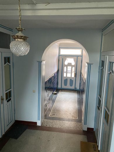 Sofortbezug! Helle 5-Zimmer-Altbauwohnung m. Balkon über den Dächern von Kiel zu kaufen. – Hauseingang