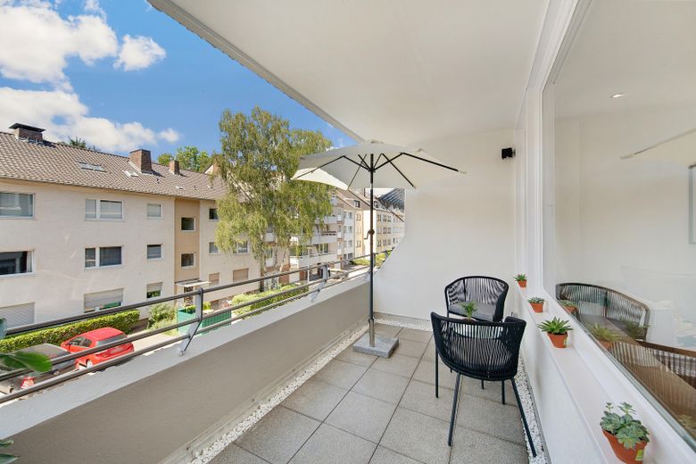 Erstbezug nach Kernsanierung: Exklusive Designerwohnung mit EBK, Balkon & TG-Stellplatz – Balkon