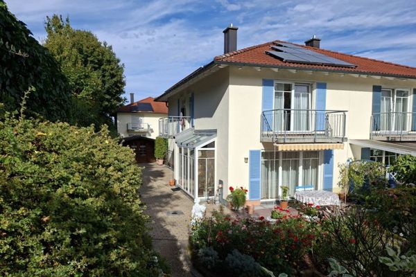ToP Gepfl. Haus (DHH), 6 Zi. , sonnige Süd- und Westterrasse, Rosenarten, viel Licht und Platz