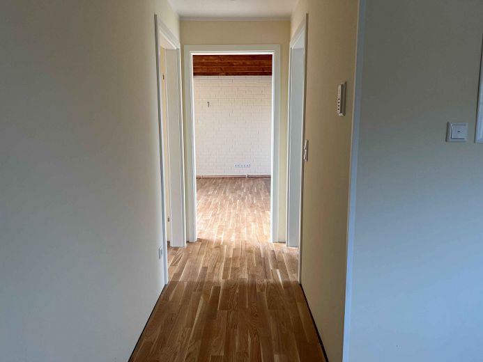 Uso proprio/investimento: edificio plurifamiliare completamente ristrutturato a regola d’arte, con 3 unità abitative di pregio su 4 piani – Diele Dachgeschoss