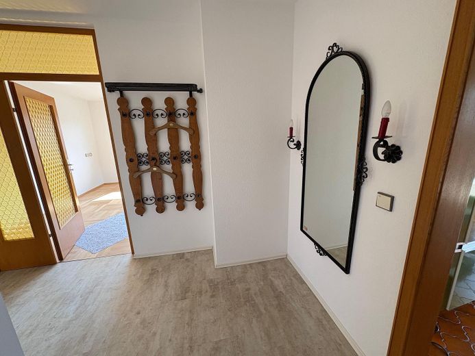 4 kamers, keuken, badkamer, balkon, 1e verdieping, opgeknapt, hoogwaardige staat, bij de eigenaar – Flur