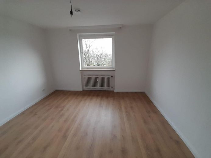 Helle 3-Zimmer-Wohnung mit Balkon in ruhiger und zentraler Lage von Buxtehude – Beispielbild Fußboden