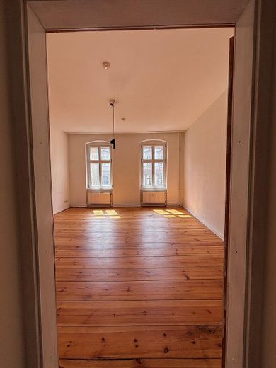 Provisyon yok. Neukölln'ün kalbinde ışıkla dolu ve geniş eski bina dairesi – Zimmer1