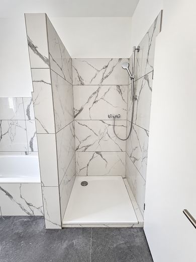 Nach WEG aufgeteiltes MFH, 4 Wohneinheiten, 2 vermietet, 1 frisch renoviert – EG - Dusche