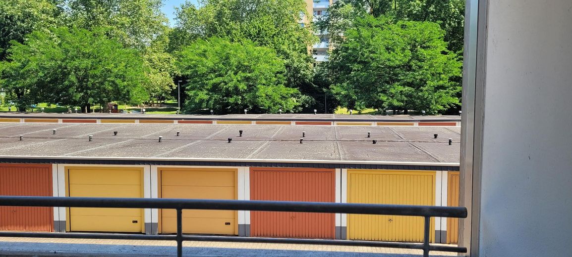 Für Kapitalanleger, nahezu Neubaustandard - 6,1 % Rendite nach Abzug der Umlagefähigen Kosten – Blick über die Garagen u. Park