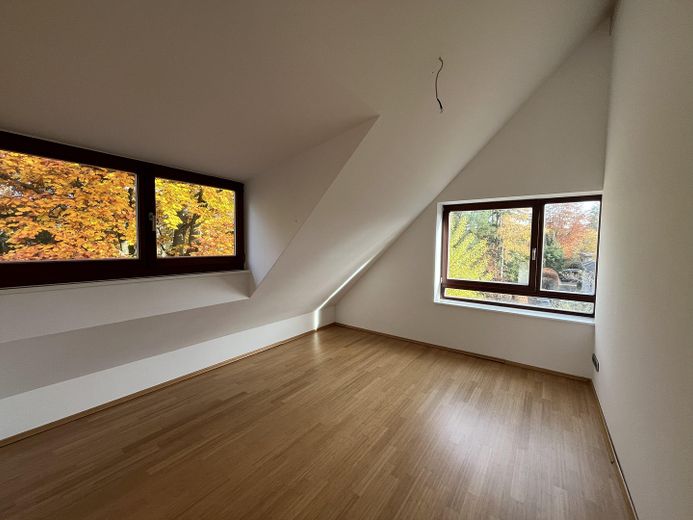 3 Zimmer lichtdurchflutete DG-Wohnung Inmitten von München-Waldtrudering – Arbeitszimmer