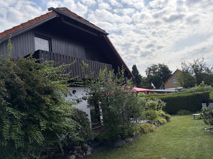 Provisionsfrei in die Zukunft! EFH mit Wärmepumpe und PV nahe Wald und Wasser – Terrasse & Garten