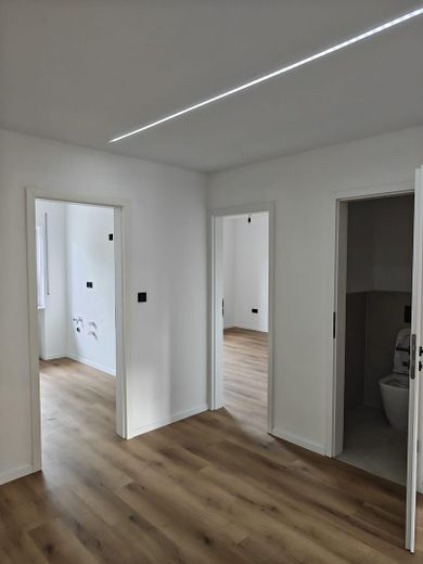 Hochwertig kernsanierte 3-Zimmer-Wohnung mit Loggia und Stellplatz in Nürnberg-Zabo – Flur