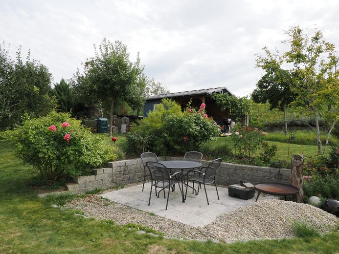 Aydınlık ve huzur verici atmosfere sahip, doğal bahçeli modern mimar evi – Sitzplatz im Garten