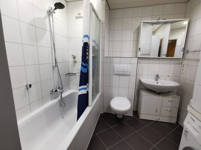 Stilvolle 3 Zimmer-Wohnung mit Balkon und EBK in der Kemptener Innenstadt. – Bad