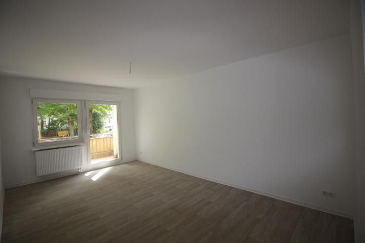 Schöne 2-Raum-Wohnung mit EBK direkt an der Goethestraße – Wohnzimmer