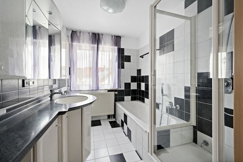 PROVISIONSFREI- Komfortable 4-Zimmer-Wohnung mit Balkon und Studio im Dachspitz – Bad
