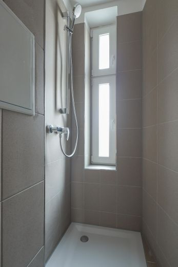 Kernsanierte Altbauwohnung mit Balkon am Schäfersee – Badezimmer