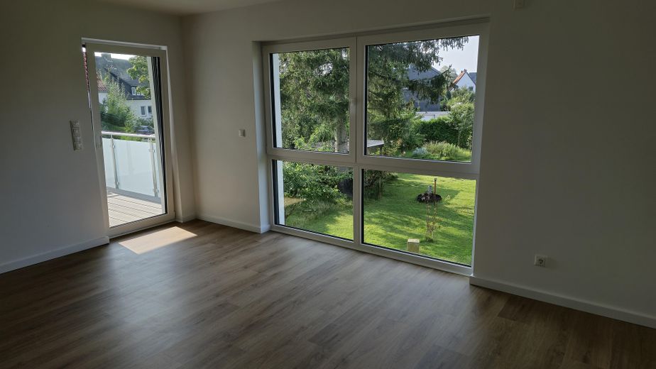 Neubau! Exklusive 3-Zimmer Wohnung mit Balkon! – Wohnzimmer 