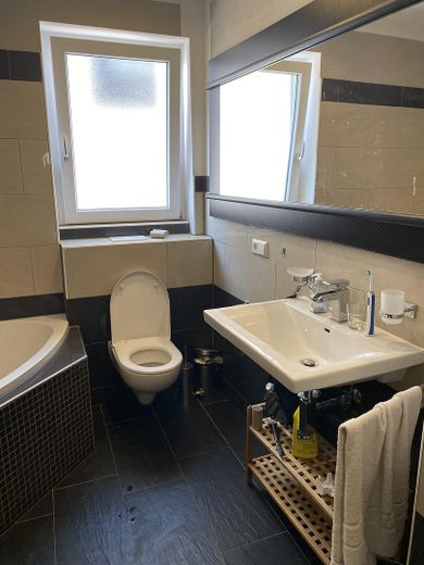 Nowocześnie umeblowane 6-osobowe mieszkanie współdzielone w centrum miasta Stgt. Möhringen – Bad