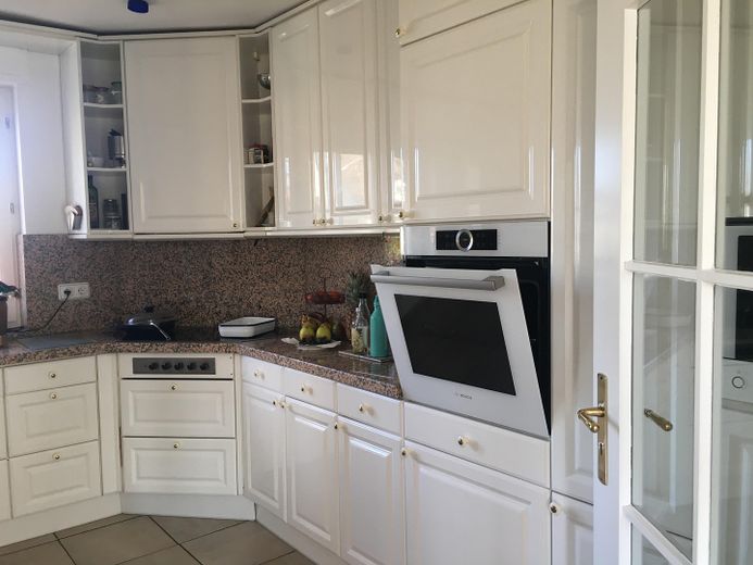 Güneşli güney bahçesi, ticari birimi ve çeşitli kullanım olanaklarıyla temsili villa – hochwertige EBK im EG