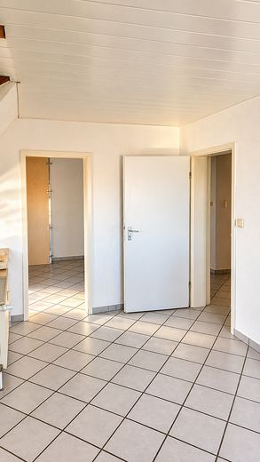 Gemütliche 3-Zimmer-Dachgeschosswohnung mit Balkon und Blick ins Grüne in Reinheim – Eingang Schlafzimmer