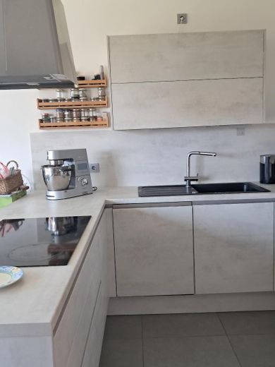 Appartement exclusif de 3 pièces, climatisation au plafond, chauffage au sol dans un parc avec jeux d’eau, 2 salles de bains – Foto 8