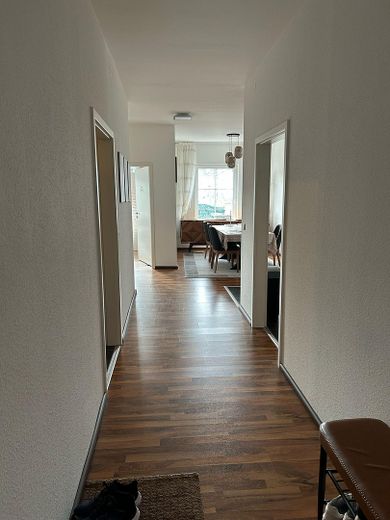 Mieszkanie na parterze z tarasem i własnym ogrodem – 105 m², ogrzewanie podłogowe, miejsce parkingowe – Flur