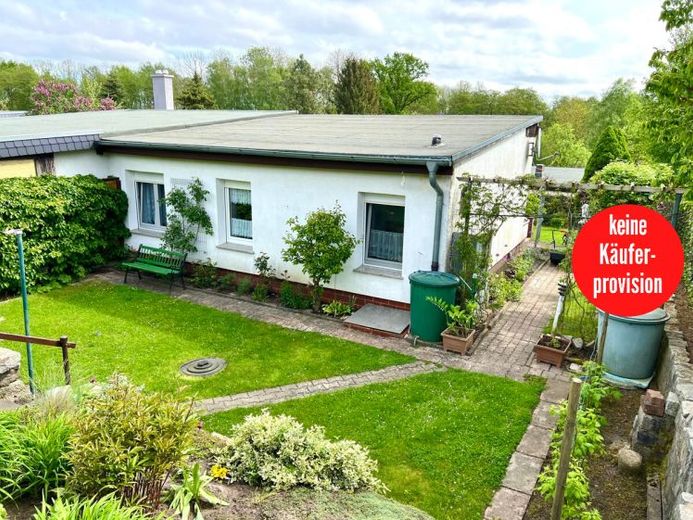 HORN IMMOBILIEN ++ idyllischer Bungalow in ruhiger Lage bei Neubrandenburg – Foto 1