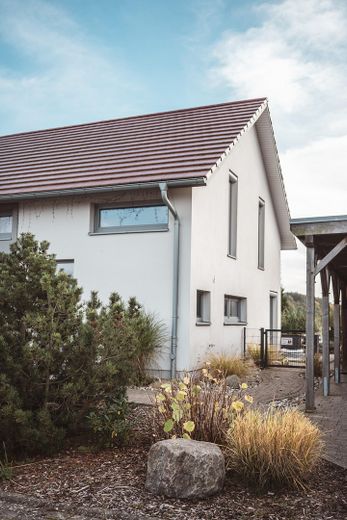 Einfamilienhaus in Stadtrandsiedlung Greifswald: Bj. 2014 - Solarthermie & Carport – Provisionsfrei – Gepflegte Außenanlagen