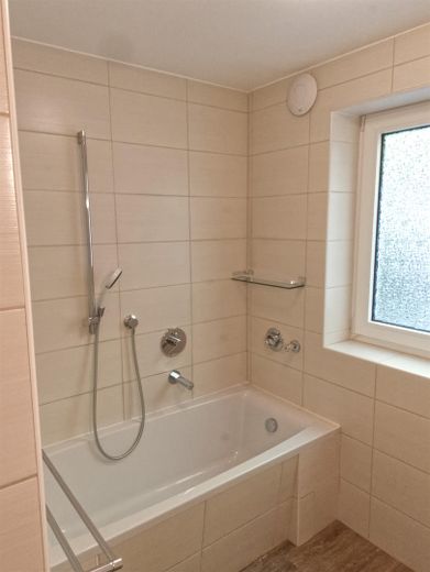 Provisionsfreie 3,5-Zimmer-Terrassenwohnung mit Einbauküche & Ausblick ins Grüne | Muggendorf – Badewanne