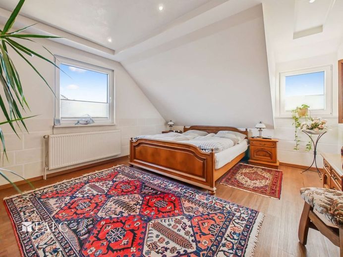Gepflegtes, großes EFH mit schönem Garten + Zimmer mit wohnraumähnlichem Charakter im Keller – Schlafzimmer aktuell