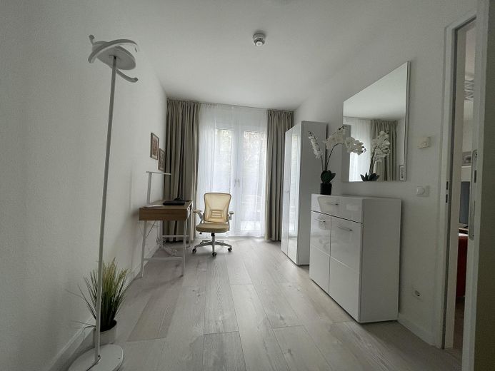 3 Zimmerwohnung am Alexanderplatz EG eigner Garten TG Möbliert Doorman – Arbeitszimmer