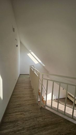 Helle 2-Zimmer-Dachgeschosswohnung mit Galerie und Balkon in ruhiger Lage in Hallbergmoos – Bild oben von der Galerie
