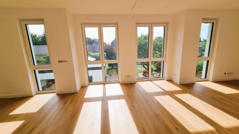 Erstbezug im Grünen: Exklusive 3,5-Zi.-Wohnung mit Premium-EBK & privatem Garten – Wohnraum