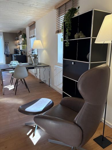 Komfort-Loft in Toplage mitten im Zentrum von Erlangen – Leseecke und zentraler Tisch